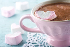 le-chocolat-chaud-et-un-marsmallow-en-forme-de-coeur-dans-un-cru-dentellent-la-tasse-30169253